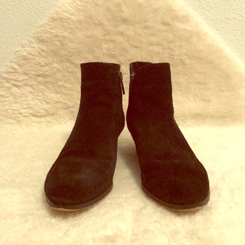 Black suede Vince Camuto booties
